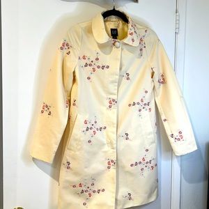 Cream Trench coat with embroidered dainty flowers. Preloved. GAP